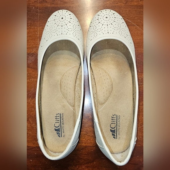 Cliffs White Mountain Round Toe Ballet Flats - Picture 4 of 7